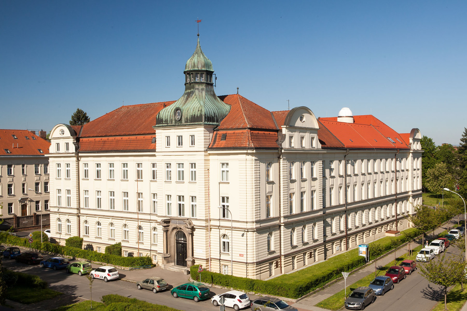 Вища школа економіки в Празі